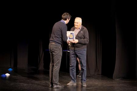 Prejemnik plakete OŠZ Tolmin Dušan Jug in direktor ZKŠM Matjaž Žbogar (Matevž Rovšček)